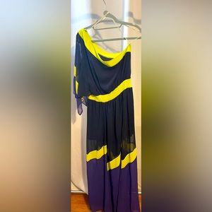 NWOT SUMMER MIAMI NIGHTS DRESS WITH TWO SLITS IN THE FRONT. Size medium